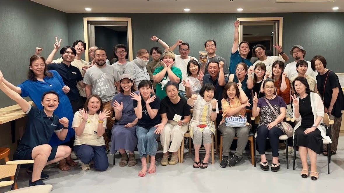 地域のみなさんとの集合写真（旅や滞在のきっかけをつくる）