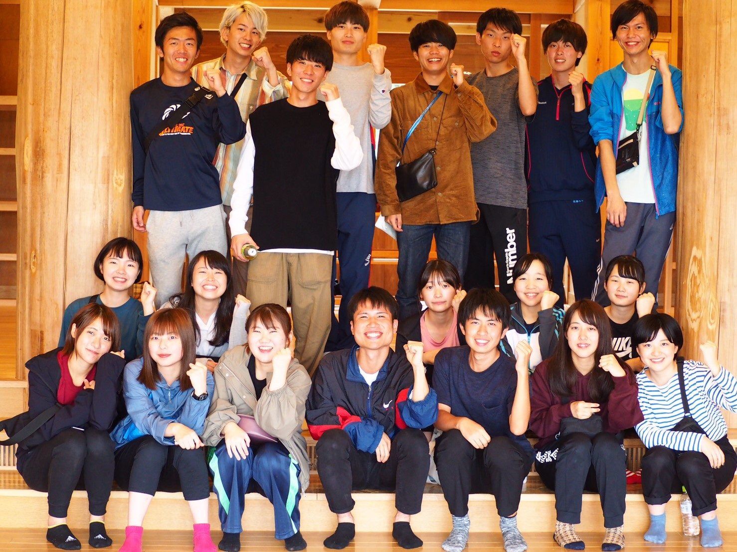 学生と地域のみなさんの集合写真（学生と地域をつなぐ）