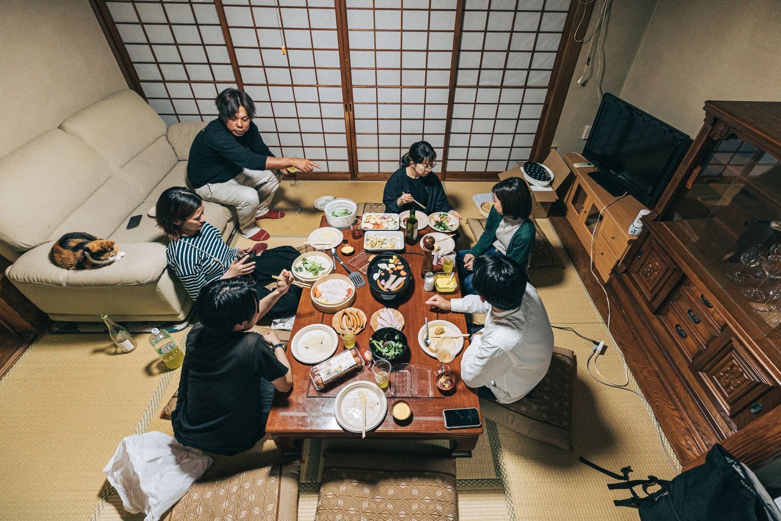 民泊やまねこで地域の人たちと食卓を囲むひととき